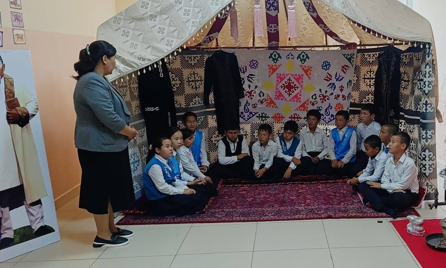 "Адам болам десеңіз"айдары дөгелек үстел.