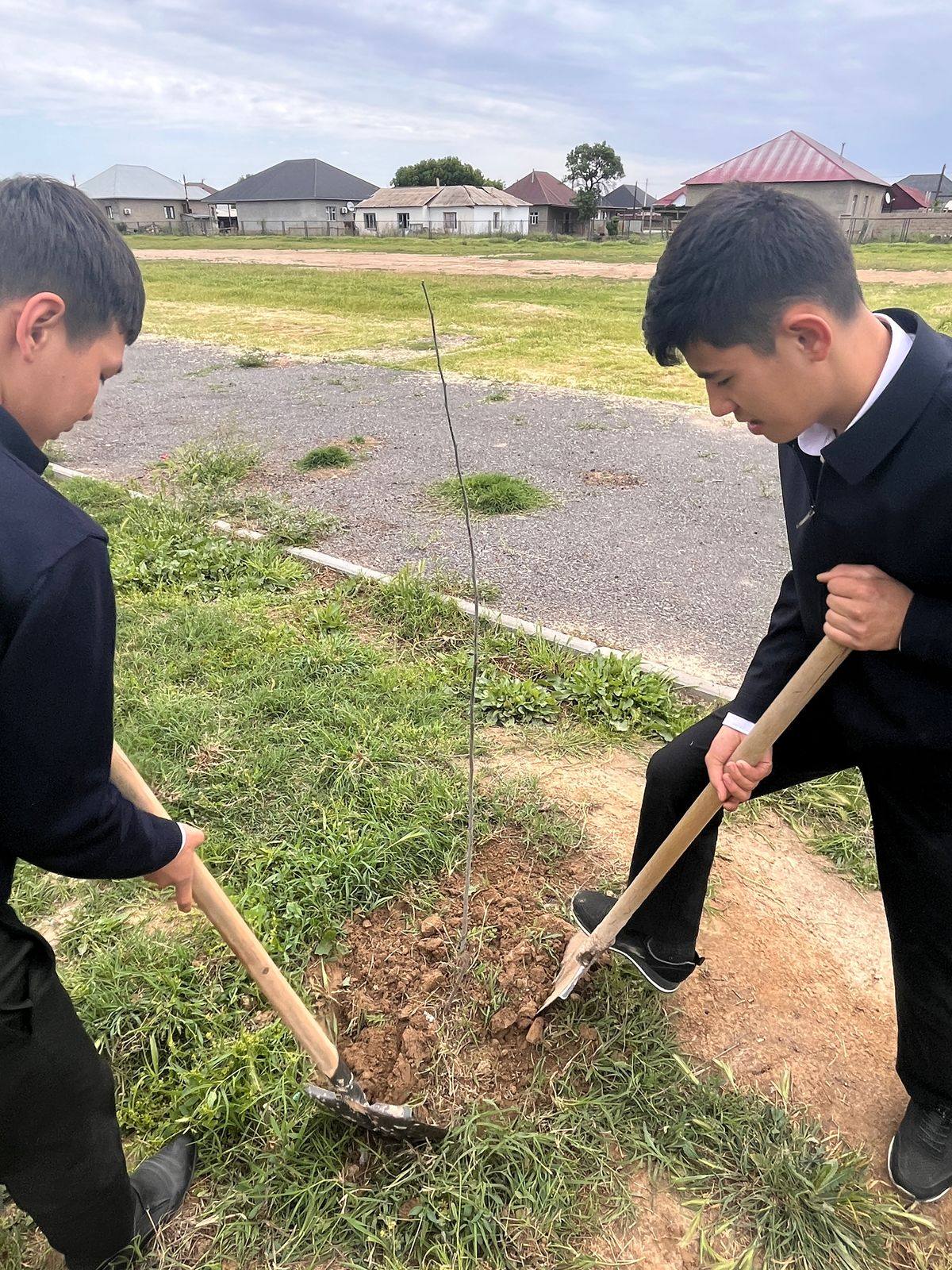 "Түлектердің ағаш егуі"экочеллендж.