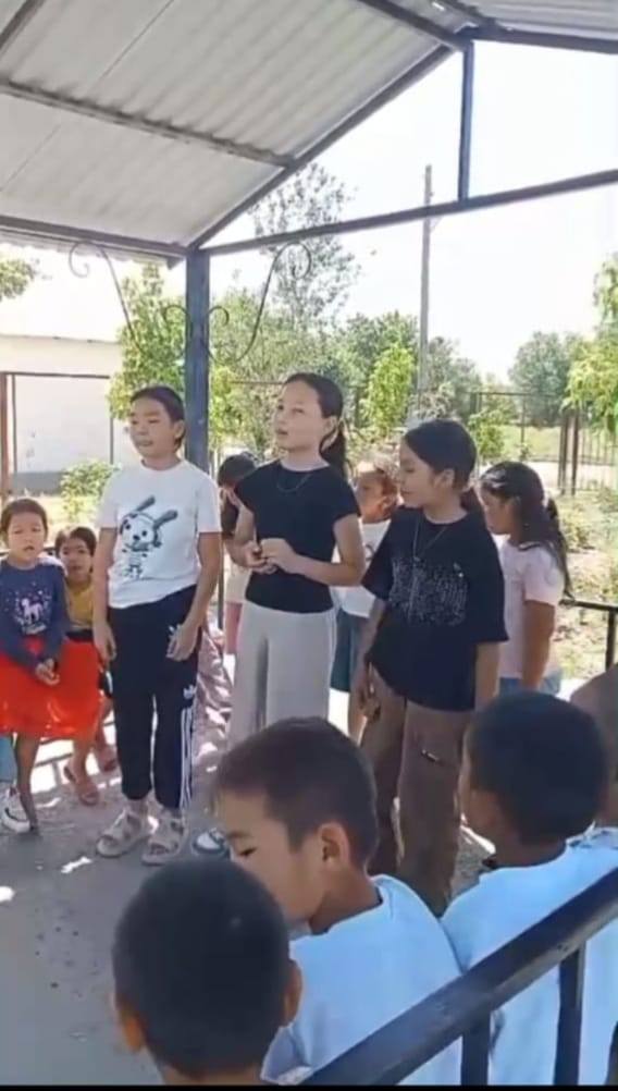 Мектеп жанындағы жазғы сауықтыру лагерьіне  балалар күнделікті таңғы жаттығуларын жасап «Ән шырқайық»  қысқаша сайыс ұйымдастырдық