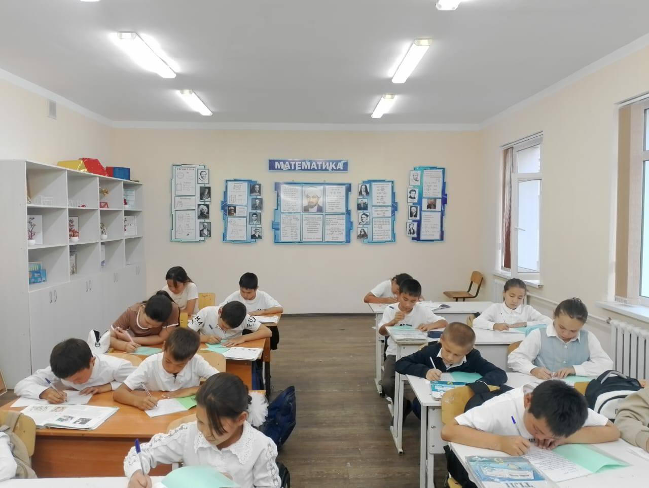 “Тіліме-құрмет,Абайға -құрмет” атты апталықтың жоспарына сәйкес Ақназаров Ақмұрат “Әдемі жазу-әдептің айнасы”6-сынып оқушыларынан диктант жұмысын алып көркем жазған оқушылардың  жұмыстарын жоғары бағалап 1,2,3 орындармен марапаттады.