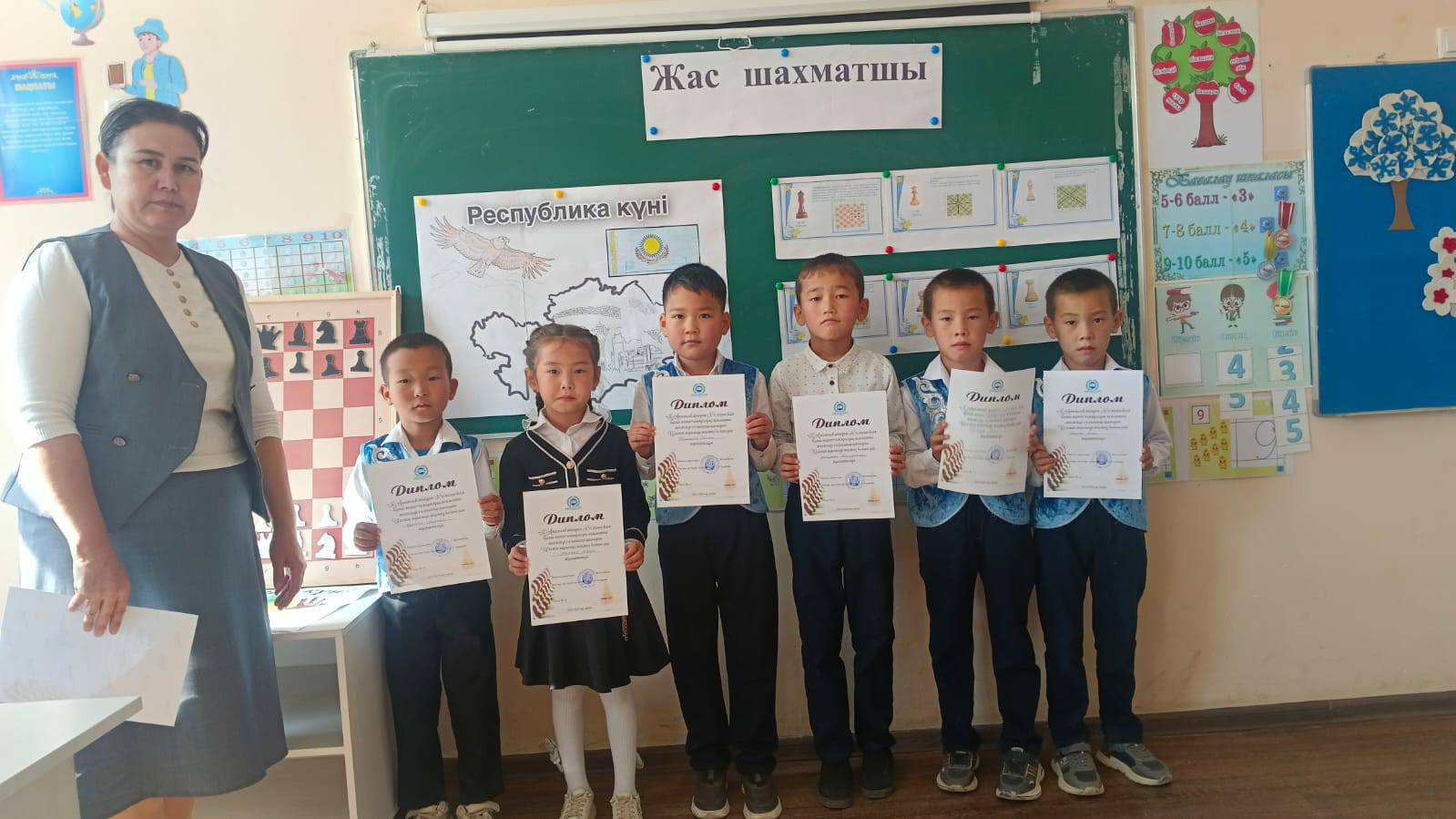 25-қазан"Республика күні " мерекесіне орай ,2025жылдың 21-22қазан күндері бастауыш сынып (1-4 сынып) оқушылары арасында өткен "Жас шахматшы"атты мектепішілік шахмат жарысы өтті.